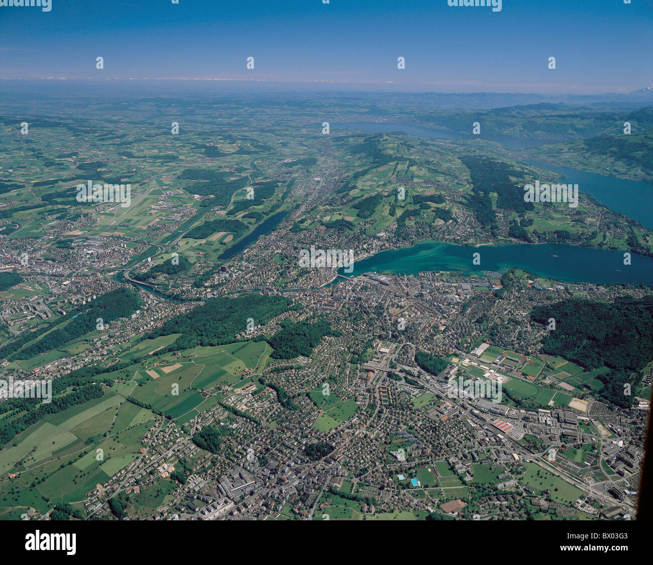 Schweiz Europa Stadt Luzern Luftaufnahme Richtung Zürich Stadt Stadt See Meer rot Zugersee voll s Stockfoto