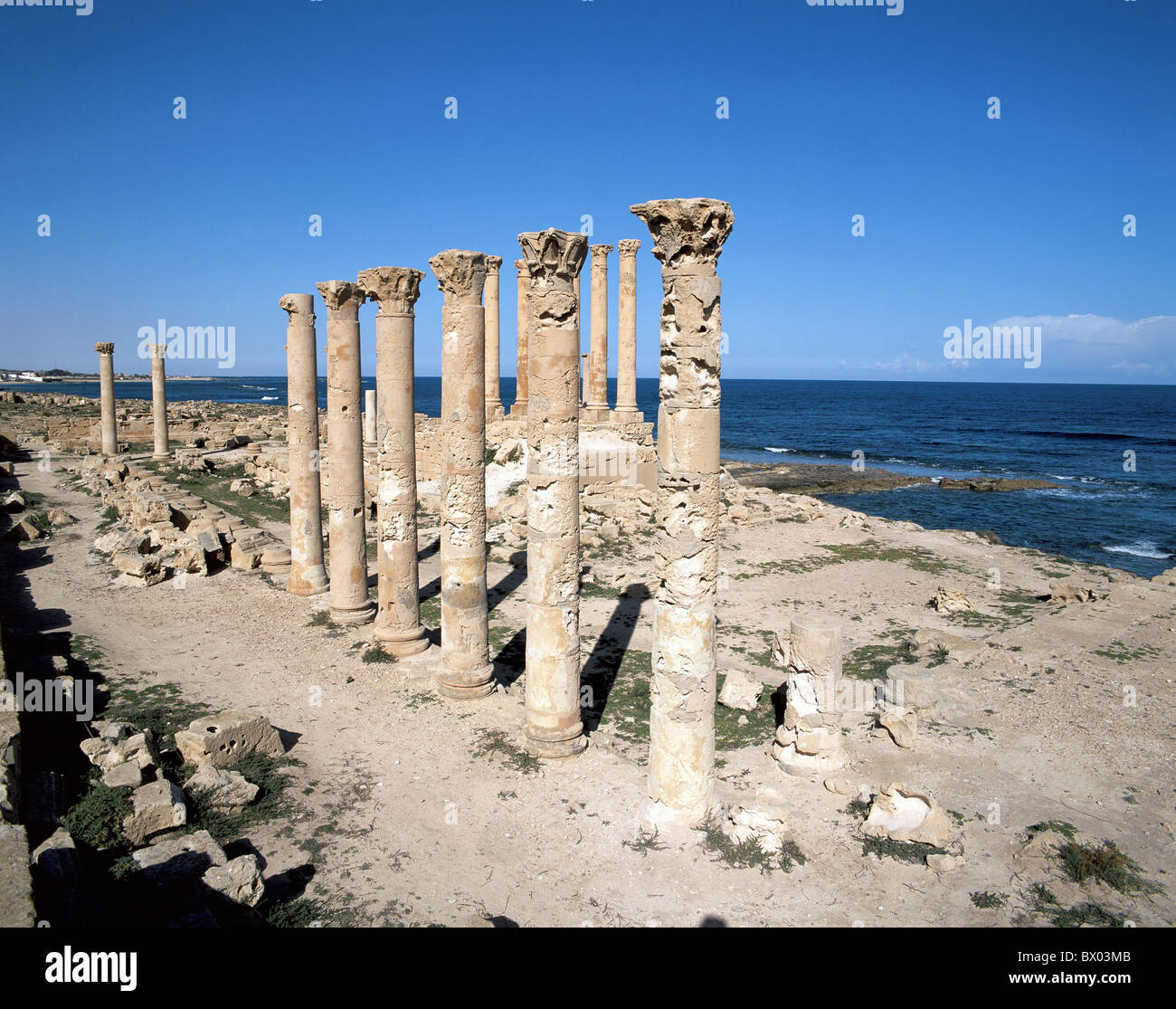 antik antike antike historische Isis Tempel Küste Libyens Meer Ruinen Sabratha Spalten UNESCO wor Stockfoto