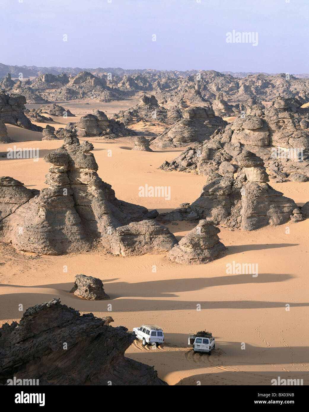 Abenteuer Auto Automobil Dünen Erosion Expedition Rock Cliff Geländewagen Jebel Acacus Landschaft L Stockfoto
