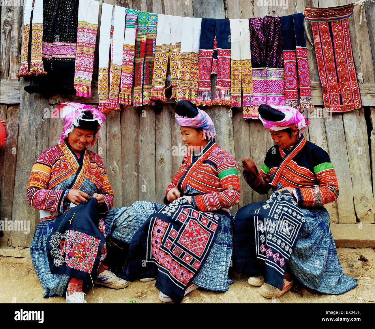 Blume-Miao-Frauen in traditioneller Tracht, Sticken, Donggou Dorf, Zhuchang, Longlin, Baise, Provinz Guangxi, China Stockfoto