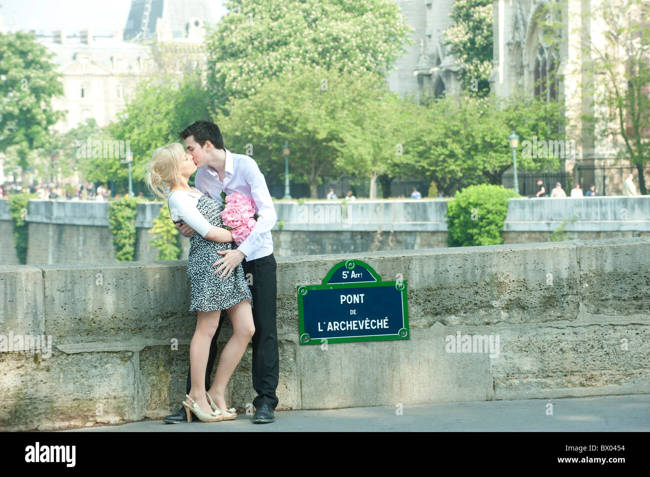 Kaukasische paar küssen am Pont de L'Archeveche Stockfoto