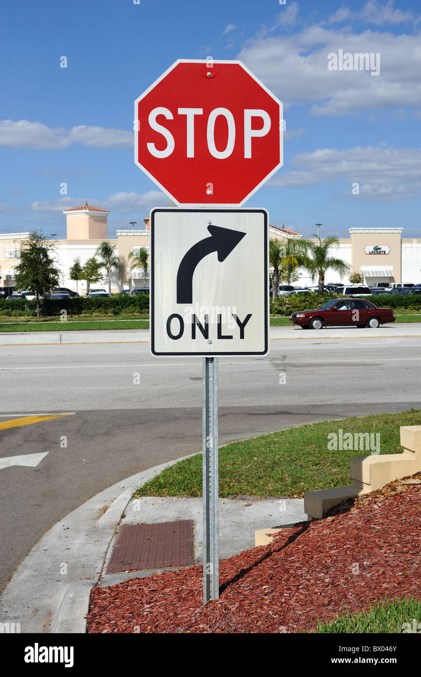 Amerikanische Stop-Zeichen und rechts drehen nur Stockfoto