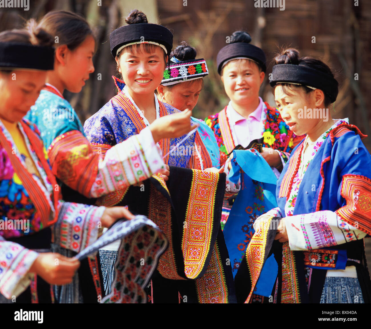 Rot Hut Miao-Frauen in traditioneller Tracht, Sticken, Tianba Dorf, De'e, Longlin, Baise, Provinz Guangxi, China Stockfoto
