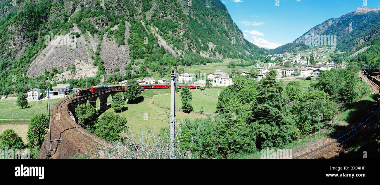 Bahnhof Brusio Glacier express Zug Graubünden Graubünden Kurve Panorama SBB Schweiz Europa Weitwinkel Stockfoto