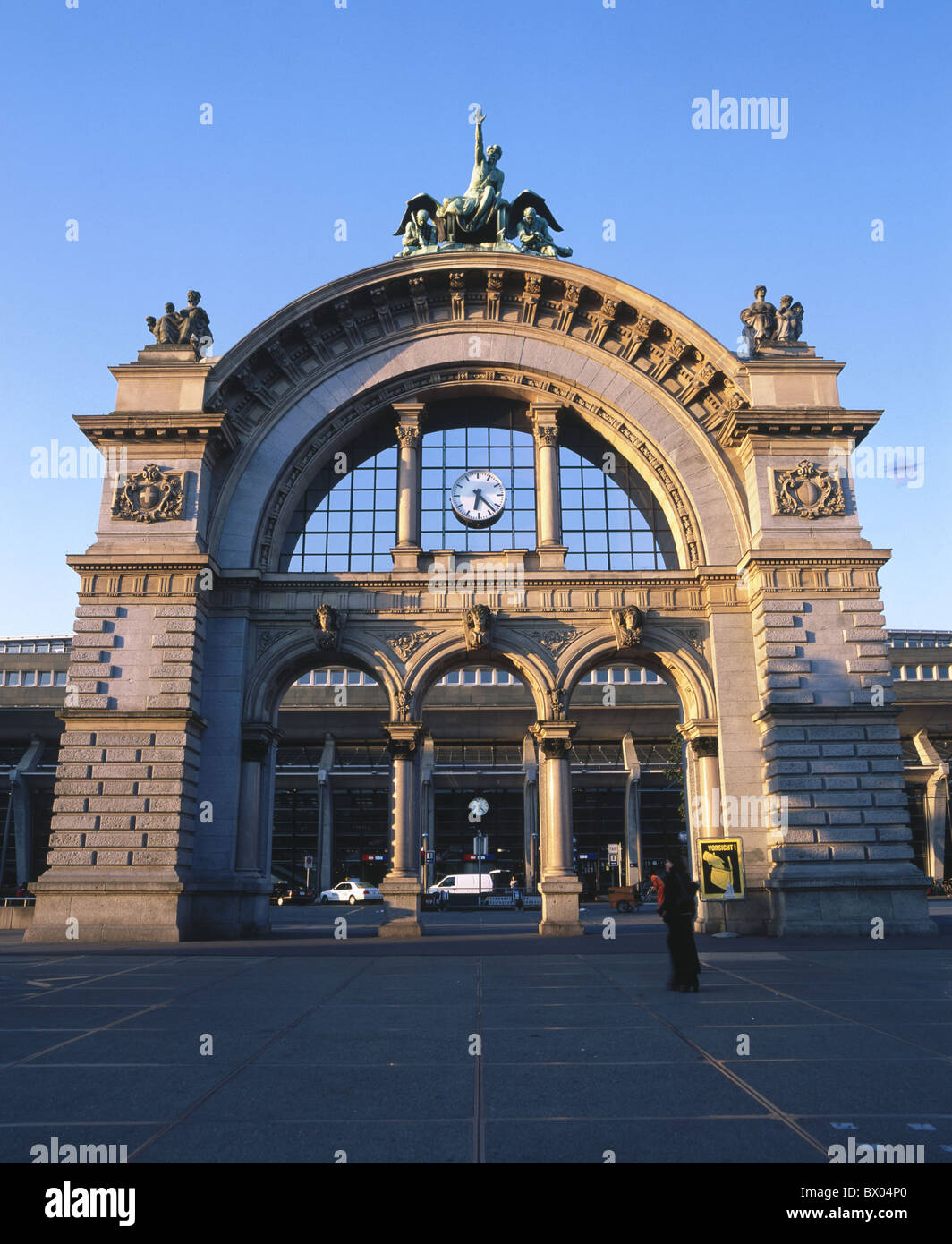 alten Bahnhof Eingang Dämmerung Twilight Haupteingang historische Stadt Luzern Schweiz Europa Stockfoto