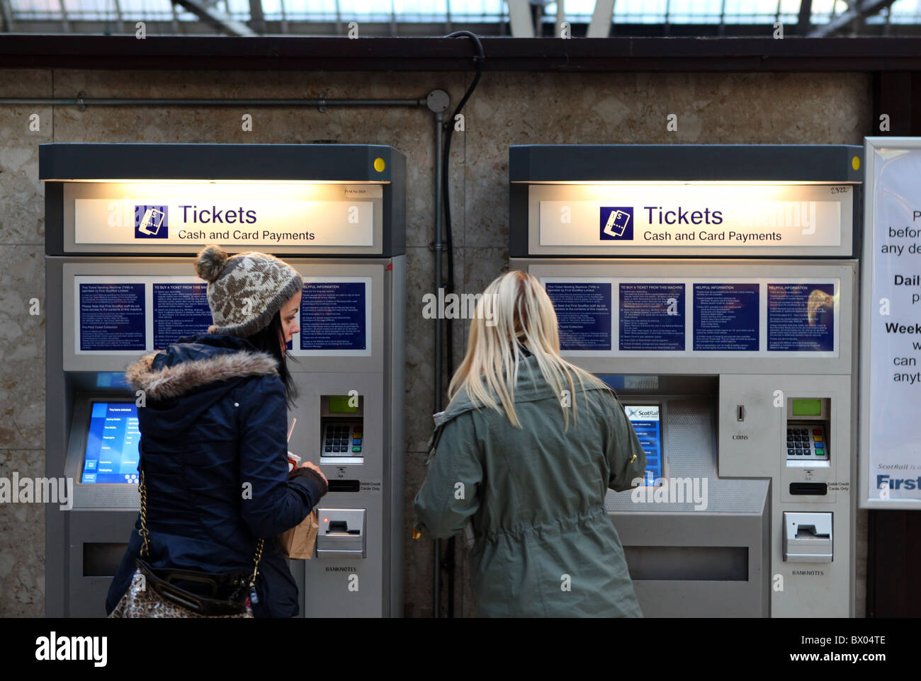 Passagiere kaufen aus dem Automaten in der Glasgow central Station tickets Stockfoto