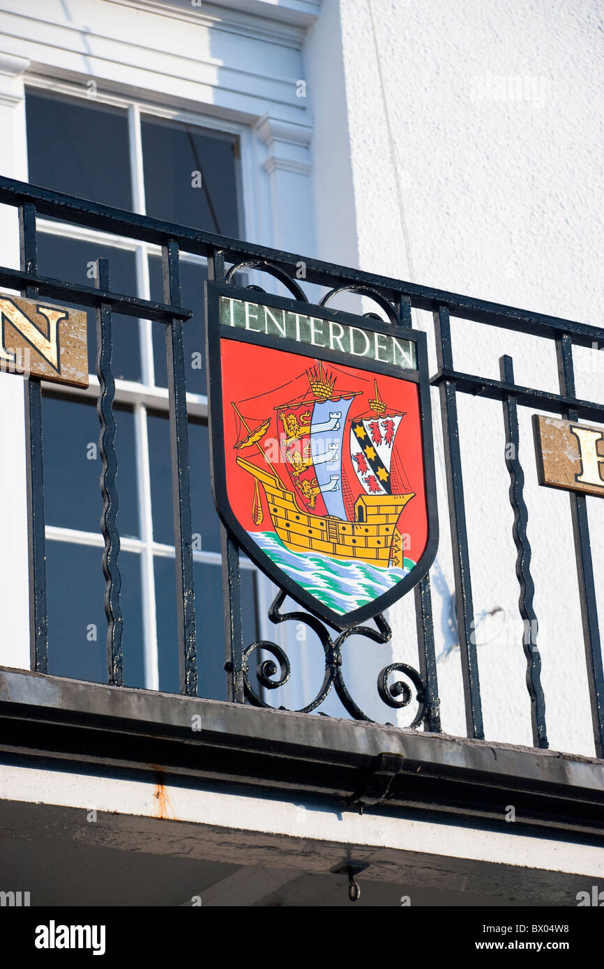 Tenterden Town Hall mit dem Stadtwappen (Detail), High Street, Tenterden, Kent, England, VEREINIGTES KÖNIGREICH Stockfoto