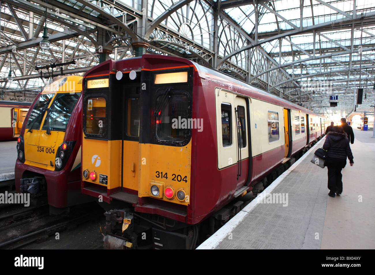 Glasgow Hauptbahnhof. Der Zug nach Gourock in der Plattform. Stockfoto