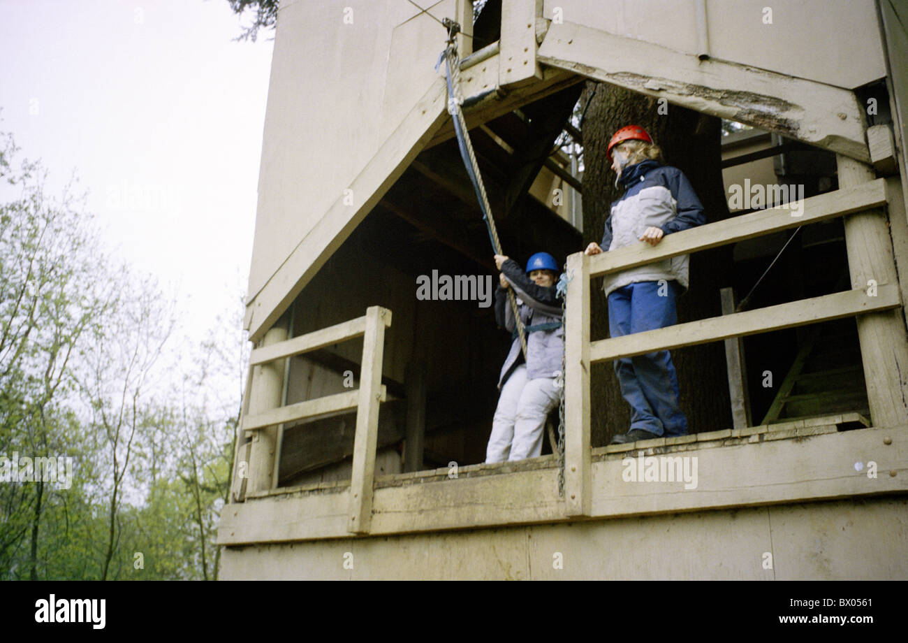 Outdoor-Aktivitäten Duke Of Edinburgh Award Teenager auf Zip Wire Surrey England Stockfoto