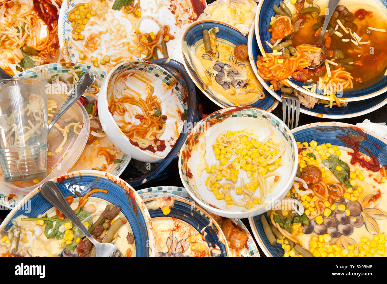 Eine Masse von schmutzig, schmutzig Gerichte mit Lebensmitteln Fetzen warten gewaschen werden. Stockfoto