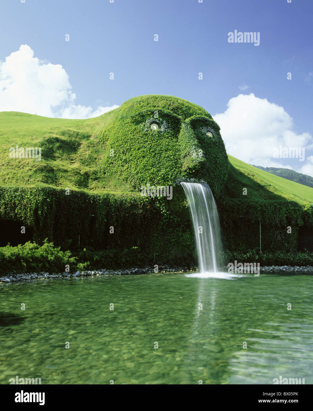 Klippe grünen überdachte Hochformat Wattens Kopf Österreich Europa Pool Swarowski Kristall Welten Tyrol garg Stockfoto