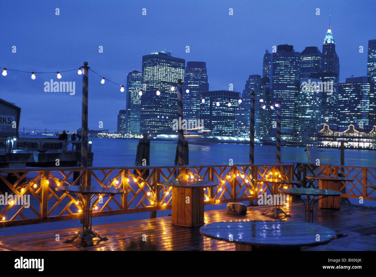 bei Nacht Lichterkette shore Ansicht von Lower Manhattan New York Brooklyn Nacht Skyline USA Amerika Einheit Stockfoto