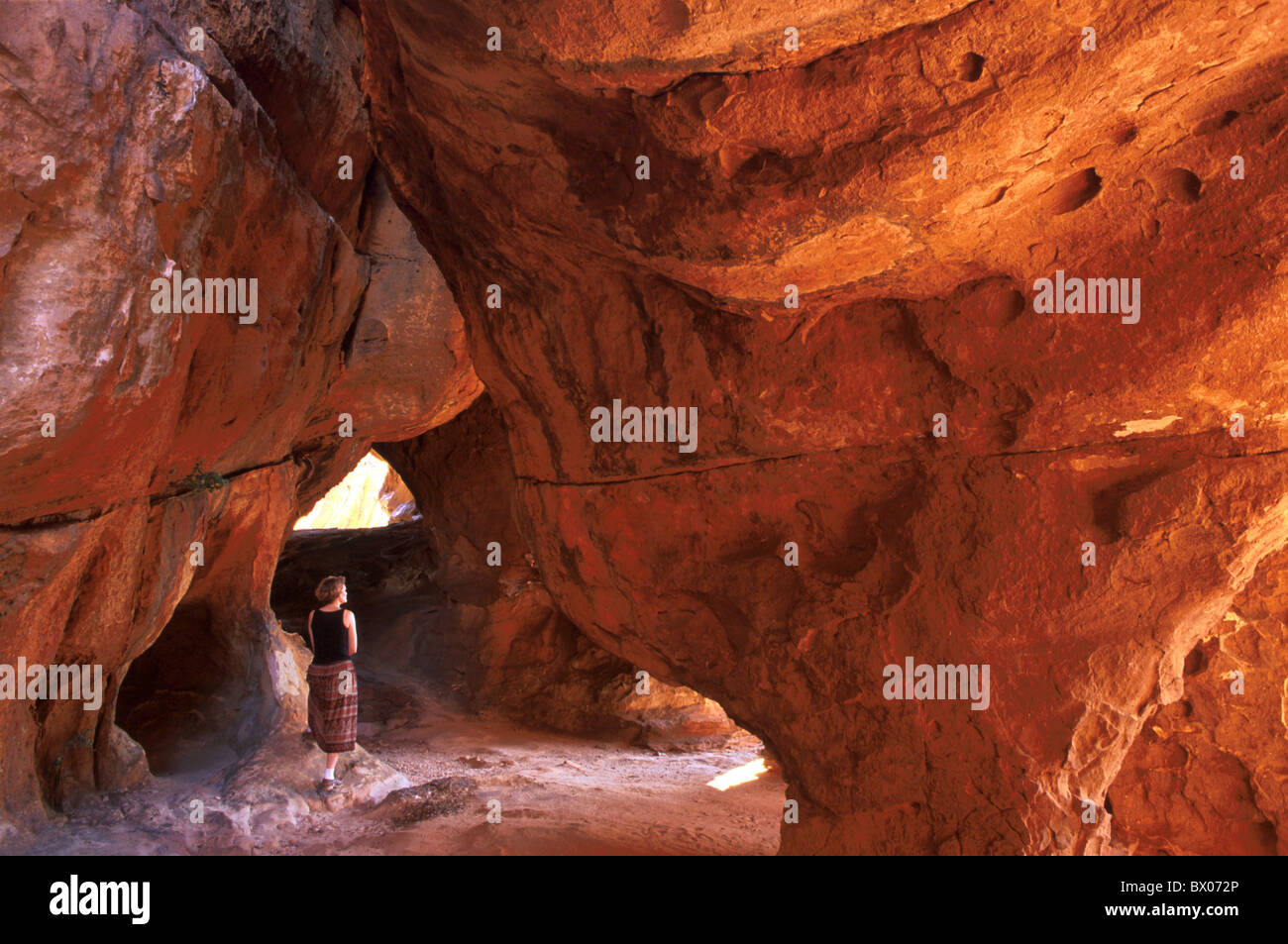 Afrika-Erosion Grotte Modell veröffentlicht Berg Ceder Wilderei Gegend Südafrika Stadsaal Grot Frau Stockfoto