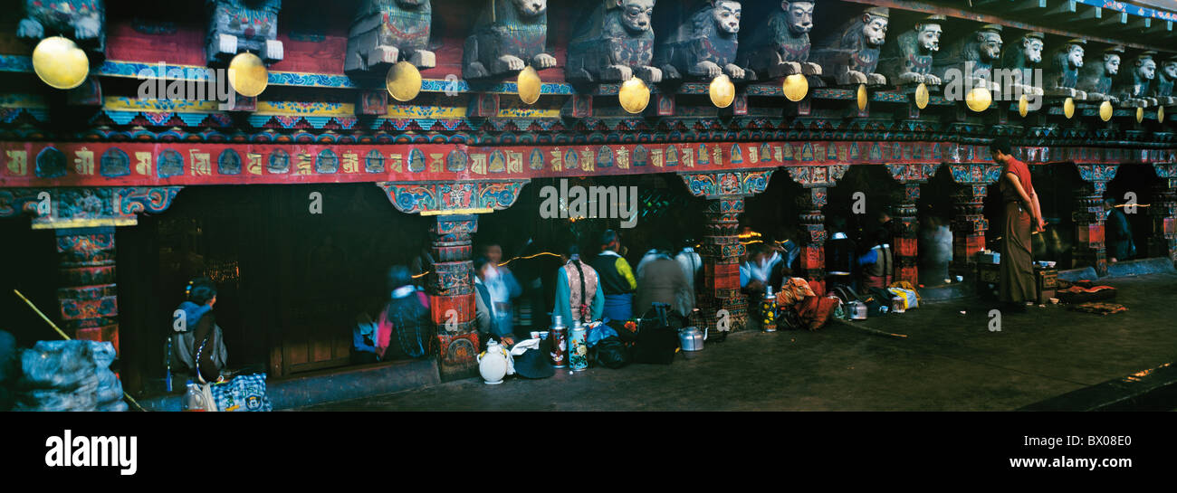 Pilger, die Anbetung im Jokhang-Kloster, Lhasa, Tibet, China Stockfoto