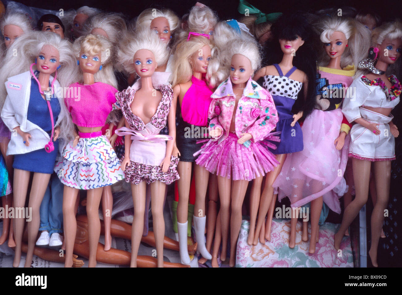 Galerie Kunst Fertigkeit Barbie Barbies Masse Höhe Masse Puppe Spiel Spielzeug spielen viele Stockfoto