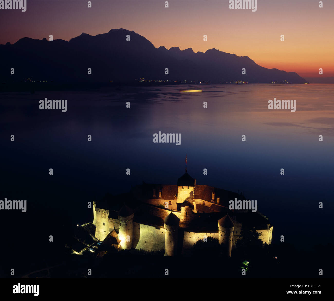 Beleuchtung des Genfer Sees bei Nacht Schloss Chillon Schweiz Europa Stimmung Übersicht Waadt Stockfoto