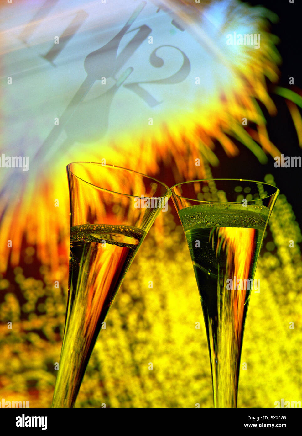 12:00 5 12 Champagner Essen Ernährung essen Essen Feier Party Fête Parteien Fêtes feuert Feuerwerk Stockfoto