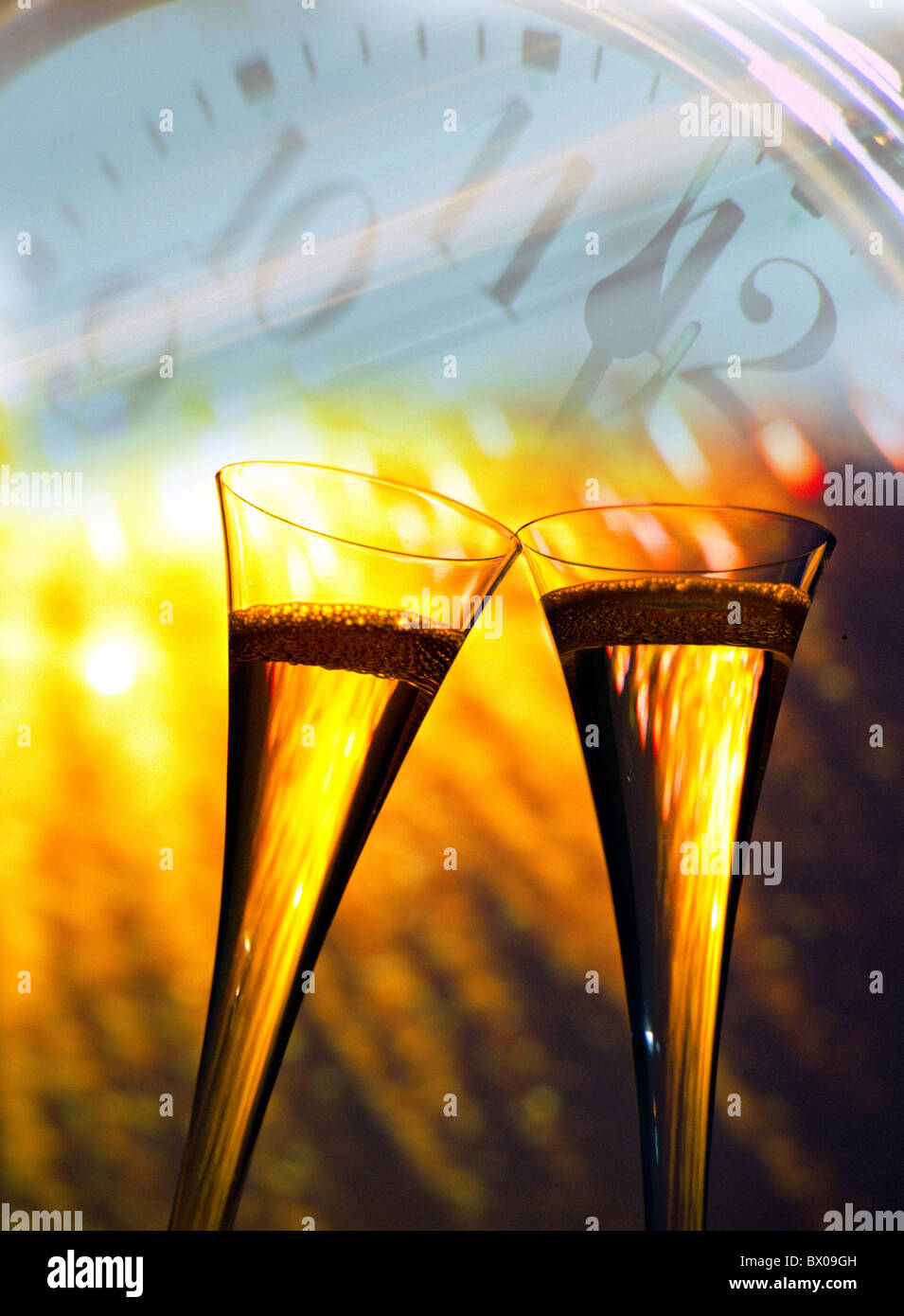 12:00 5 12 Champagner Essen Ernährung essen Essen Feier Party Fête Parteien Fêtes feuert Feuerwerk Stockfoto