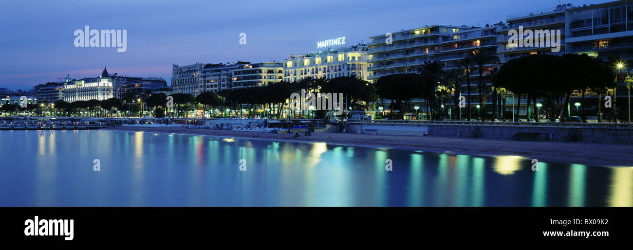 Cannes Cote d ' Azur Frankreich Europa Hotels La Croisette Meer bei Nacht panorama Stockfoto