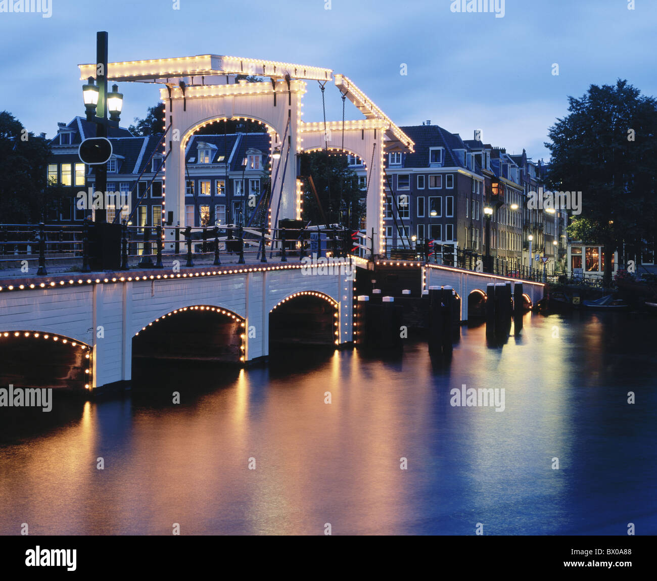 Amsterdamer Gracht Holland Niederlande bei Nacht Zugbrücke Beleuchtung Stockfoto