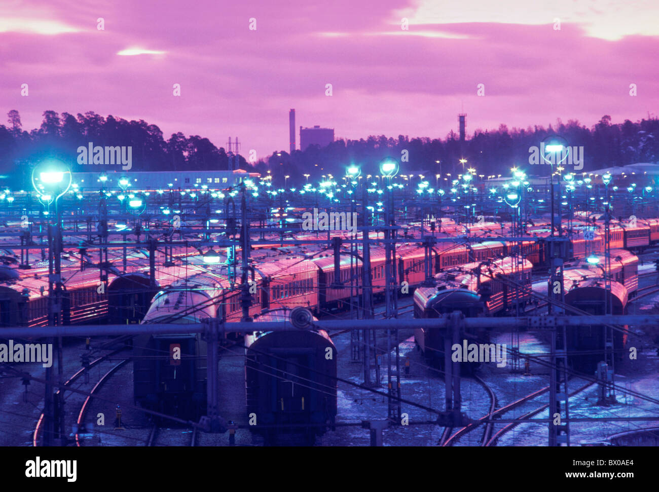 Bahnhof Straße Auto Eisenbahnlinie Drähte Lichter nachts Nacht Autos Schienen Stimmung Auto Wagen Zug Stockfoto