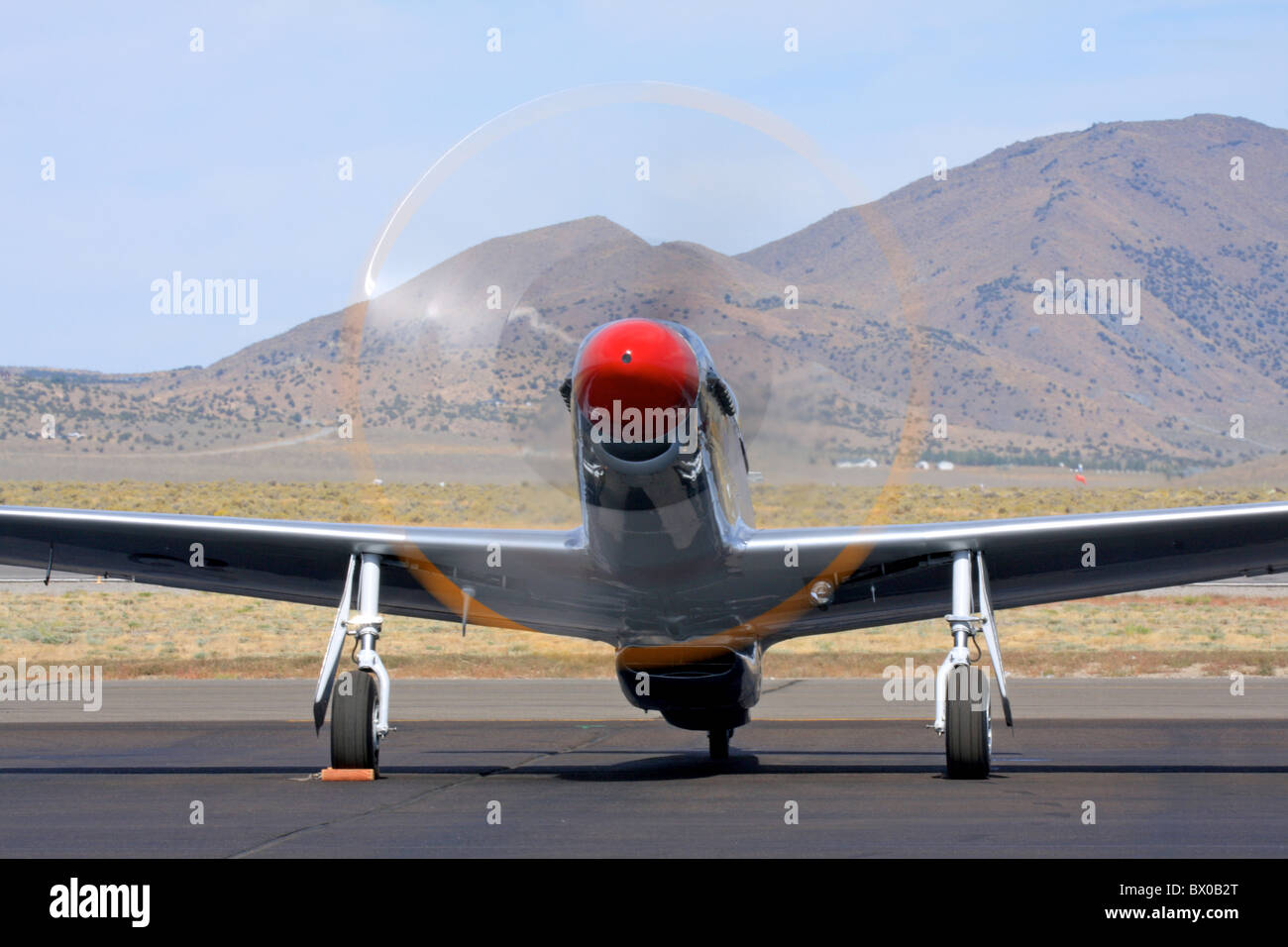 Ein p-51 Mustang ist einen Motor laufen bis vor dem Rennen in Reno National Championship Air Races. Stockfoto