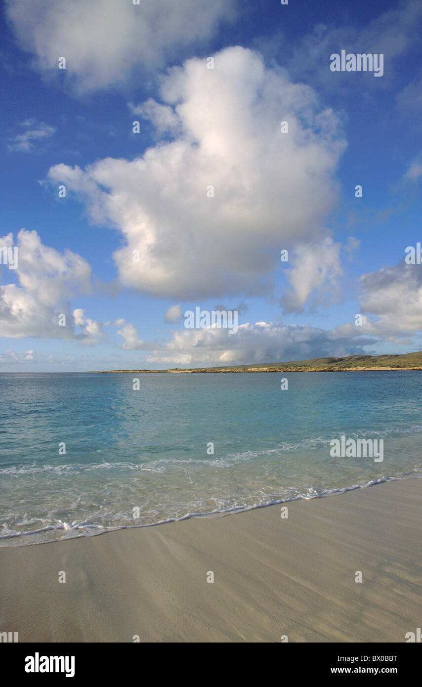 Australien blauen Himmel hoch Portrait Format Küste Meer Sand Sandstrand Strand Meer Wasser vertikal weiß Stockfoto