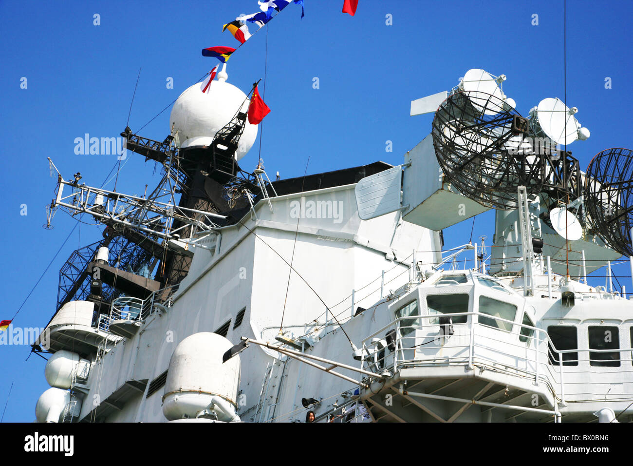Überbau und Antennen auf Flugzeugträger, Citic Minsk World, Shenzhen, Guangdong Provinz, China Stockfoto