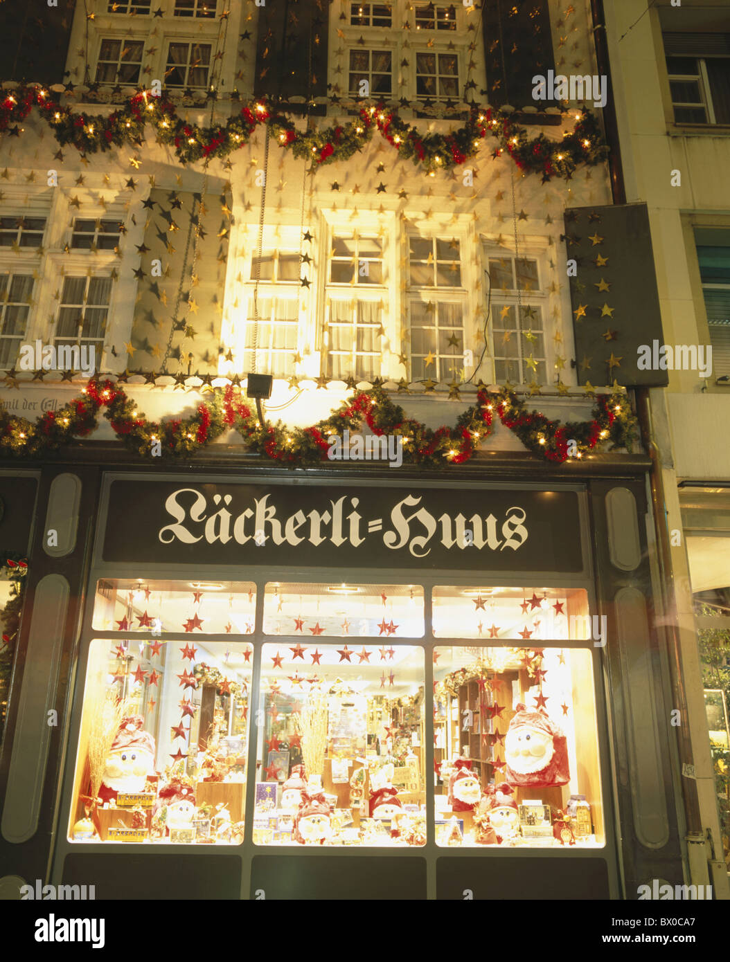 Basel Basel Schweiz Europa Basel Basel Stadt Stadtbeleuchtung Business Handel Lackerli Huus-Schaufenster Stockfoto