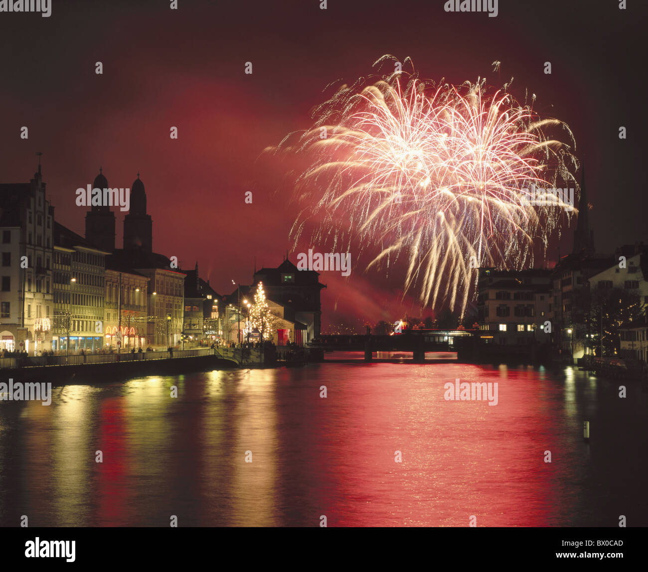 Old Town Feuerwerk Lichteffekt Limmat-Fluss der Schweiz Europa Silvester Silvester Nacht Stockfoto