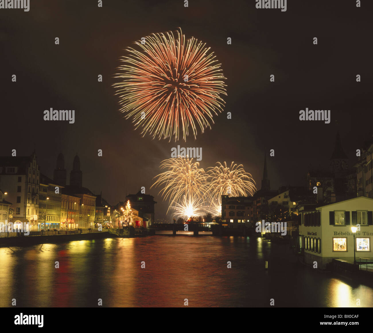 Feuerwerk Licht Effekt Limmat River Fluss Limmat Quai Schweiz Europa New Year's Eve Silvester nahe Stockfoto