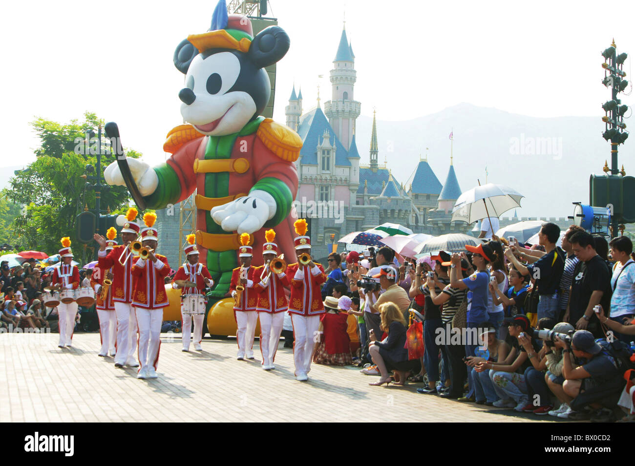 Riesige Mickey Mouse Schwimmer während der Parade, Fantasyland, Hong Kong Disneyland, Lantau Island, Hong Kong, China Stockfoto