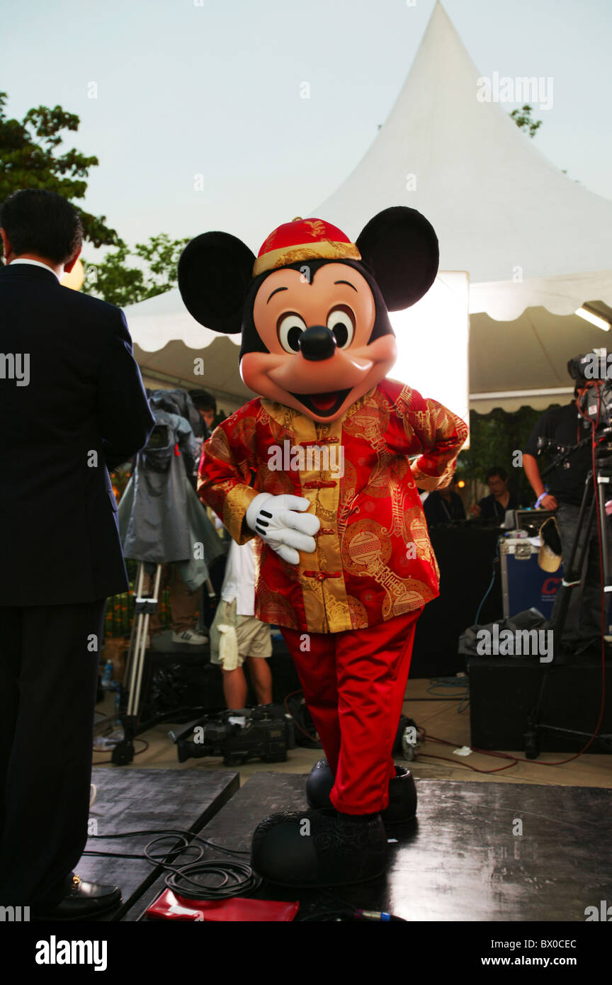 Mickey Mouse Kleid in chinesische traditionelle Kleidung, Hong Kong Disneyland, Lantau Island, Hong Kong, China Stockfoto