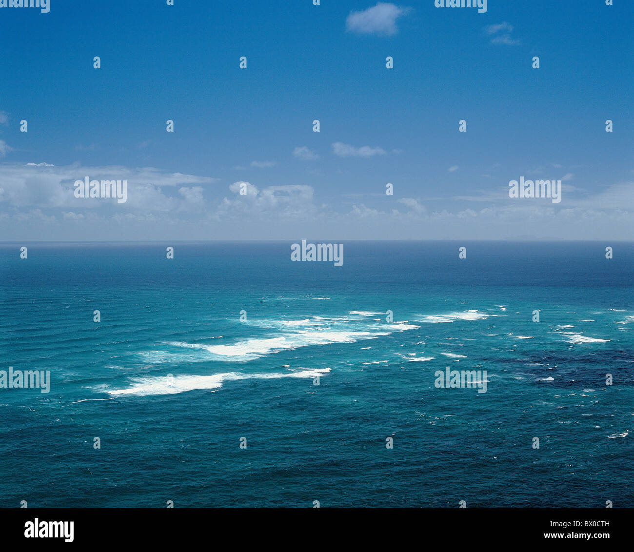 Übersicht Surf Meereswellen Schaum Kronen Untiefen Himmel Himmel Neuseeland Nordküste Stockfoto