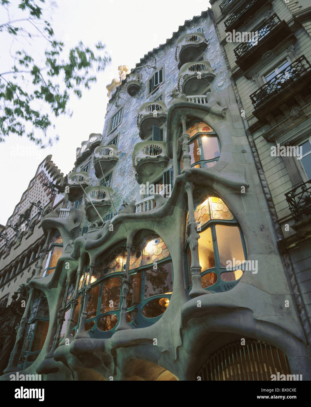 Barcelona, Casa Batllo Beleuchtung abends Dämmerung Fassade Fenster Spaß Spanien Europa Stockfoto