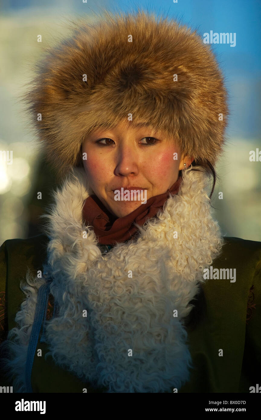 Barag mongolische junge Frau tragen Fell gefütterte Winterkleidung, alte Barag-Banner, Hulunbuir, Innere Mongolei, China Stockfoto