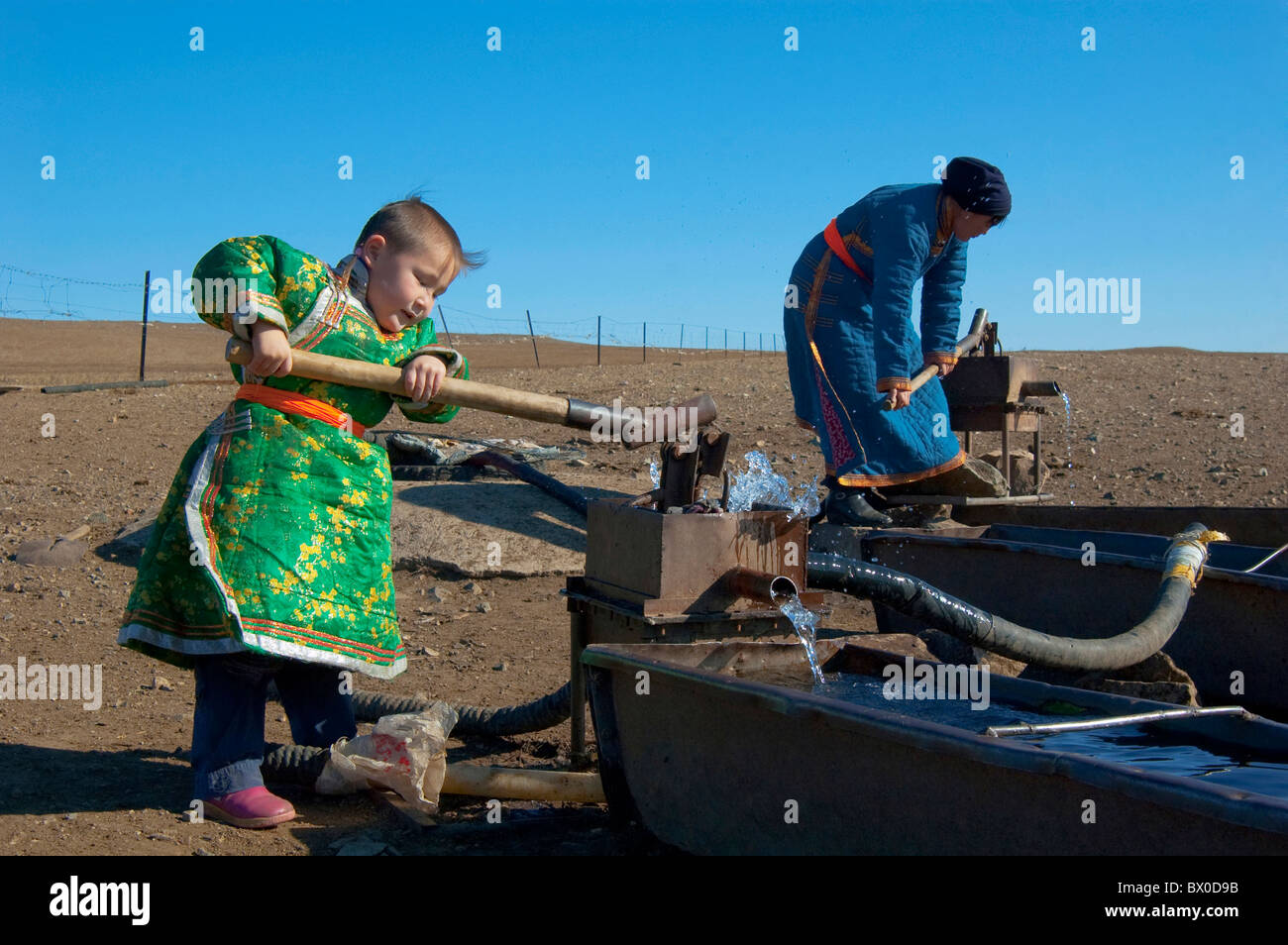 Barag mongolische Mädchen Pumpen Wasser, alte Barag Banner Hulunbuir, autonomen Region Innere Mongolei, China Stockfoto