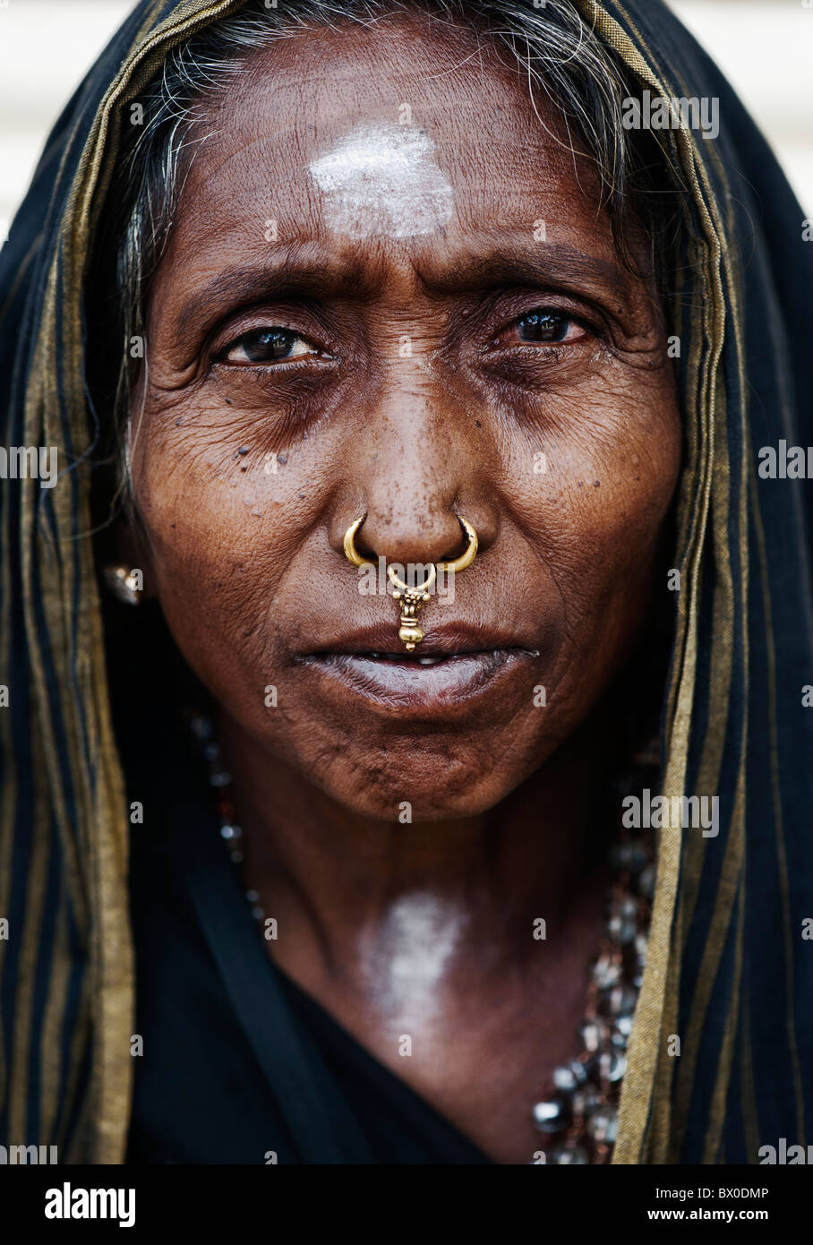 Alte indische Frau Ayappa Pilgern in Puttaparthi, Andhra Pradesh, Indien Stockfoto