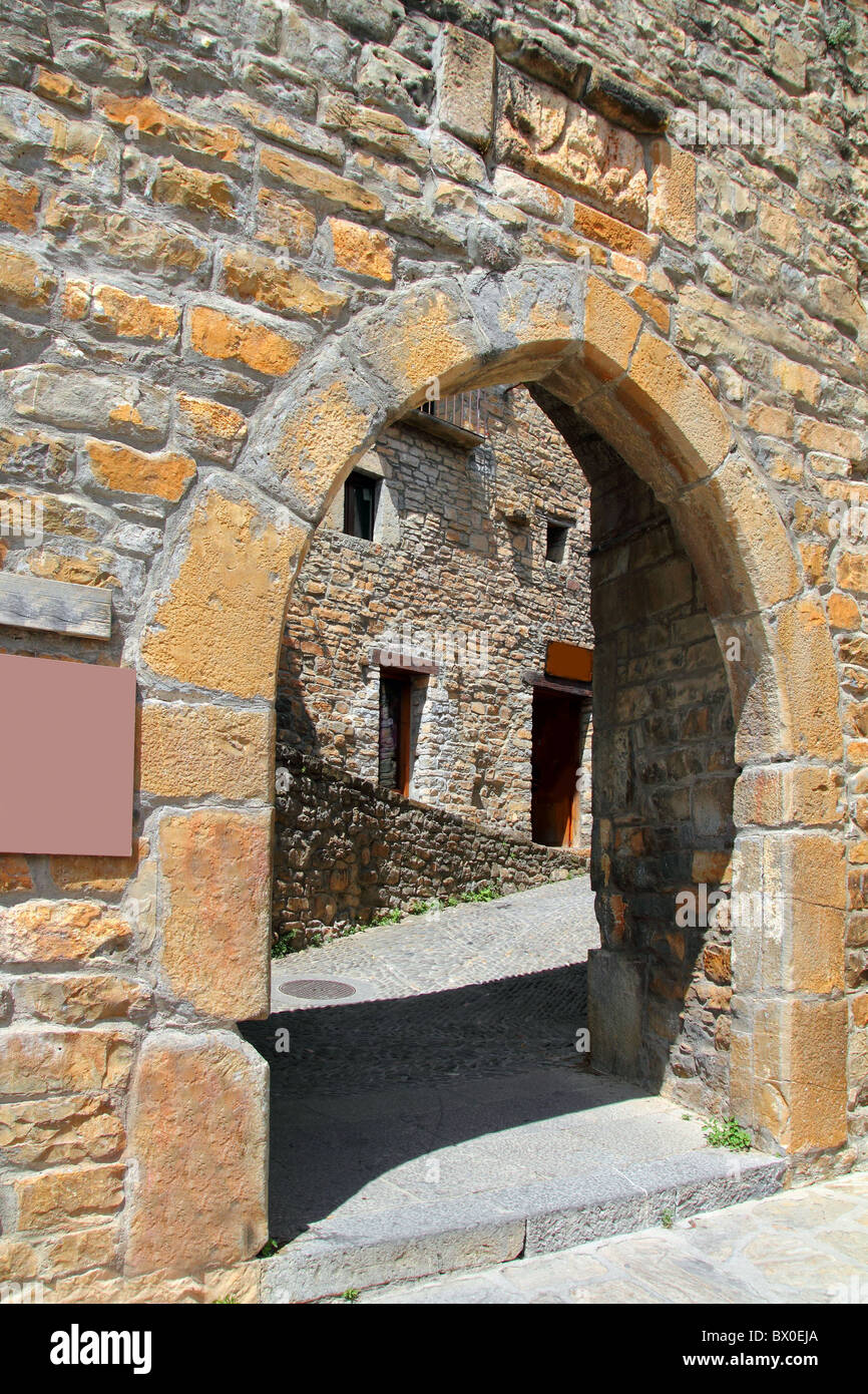 Ainsa mittelalterliche romanisches Dorf Bogen Fort Tür Mauerwerk Huesca Aragon Spanien Stockfoto