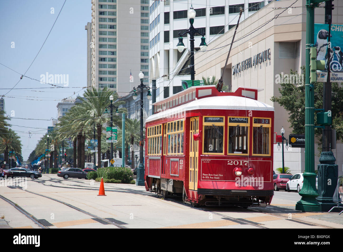 Seit den 1800er Jahren wurden New Orleans Straßenbahnen wie dieser an der Canal Street ein integraler Bestandteil der Stadtverkehr. Stockfoto