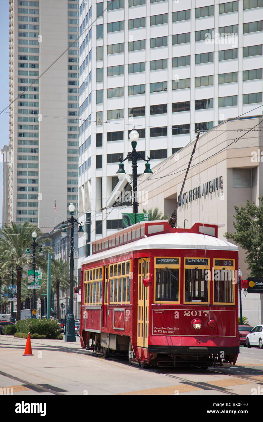 Seit den 1800er Jahren wurden New Orleans Straßenbahnen wie dieser an der Canal Street ein integraler Bestandteil der Stadtverkehr. Stockfoto