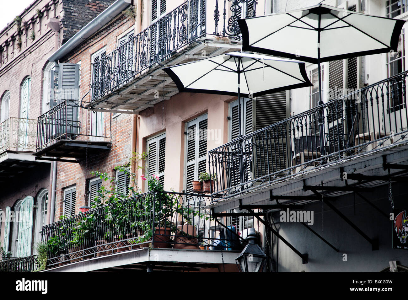 Die Architektur im spanischen Stil des French Quarter von New Orleans, Louisiana stammt aus Hunderten von Jahren den 1700er Jahren. Stockfoto