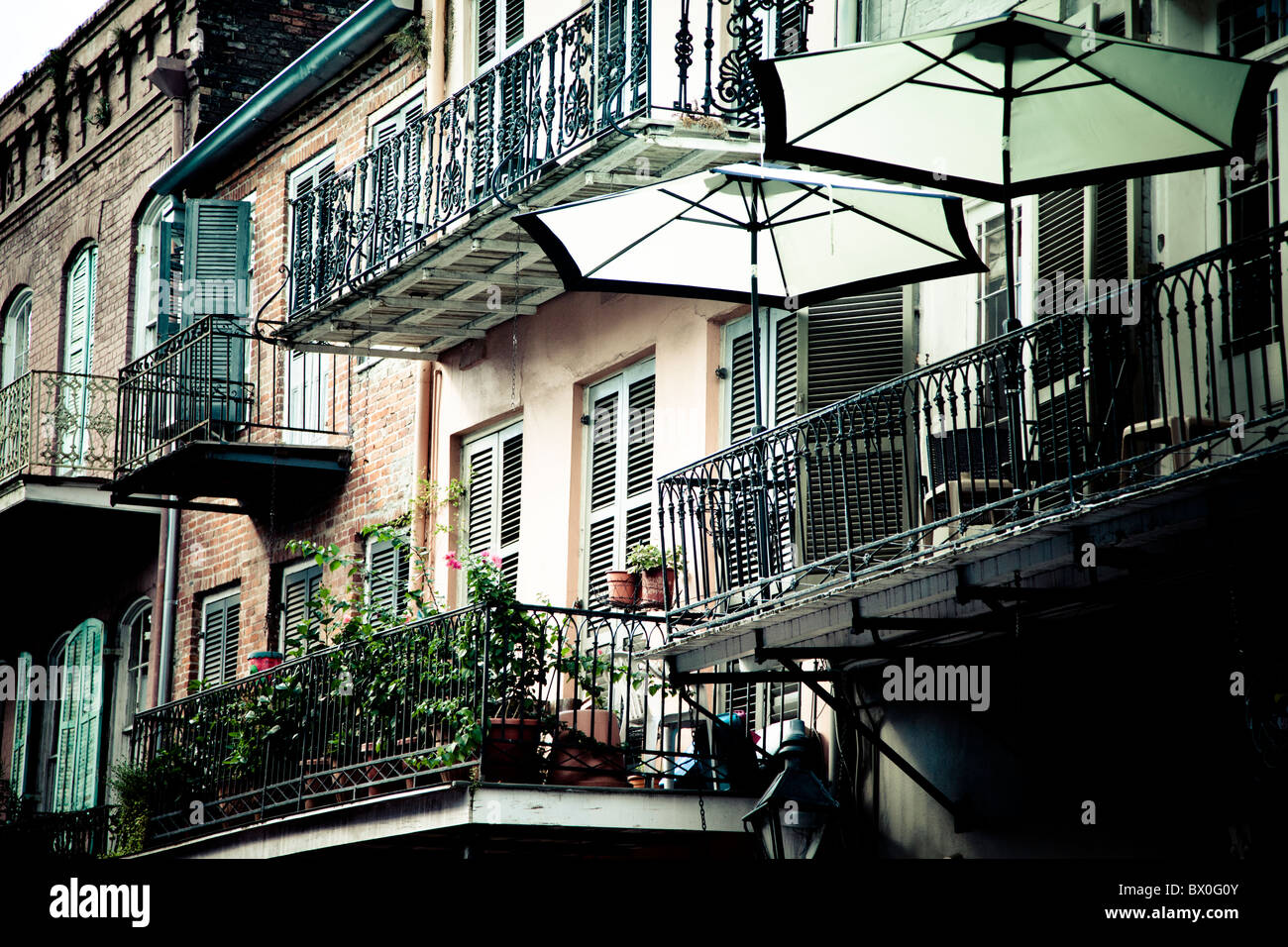 Die Architektur im spanischen Stil des French Quarter von New Orleans, Louisiana stammt aus Hunderten von Jahren den 1700er Jahren. Stockfoto