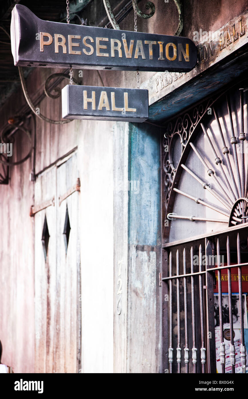 Über 250 Jahre alt, hat Preservation Hall in New Orleans French Quarter heute eine Mission zu schützen und zu Ehren Jazz. Stockfoto