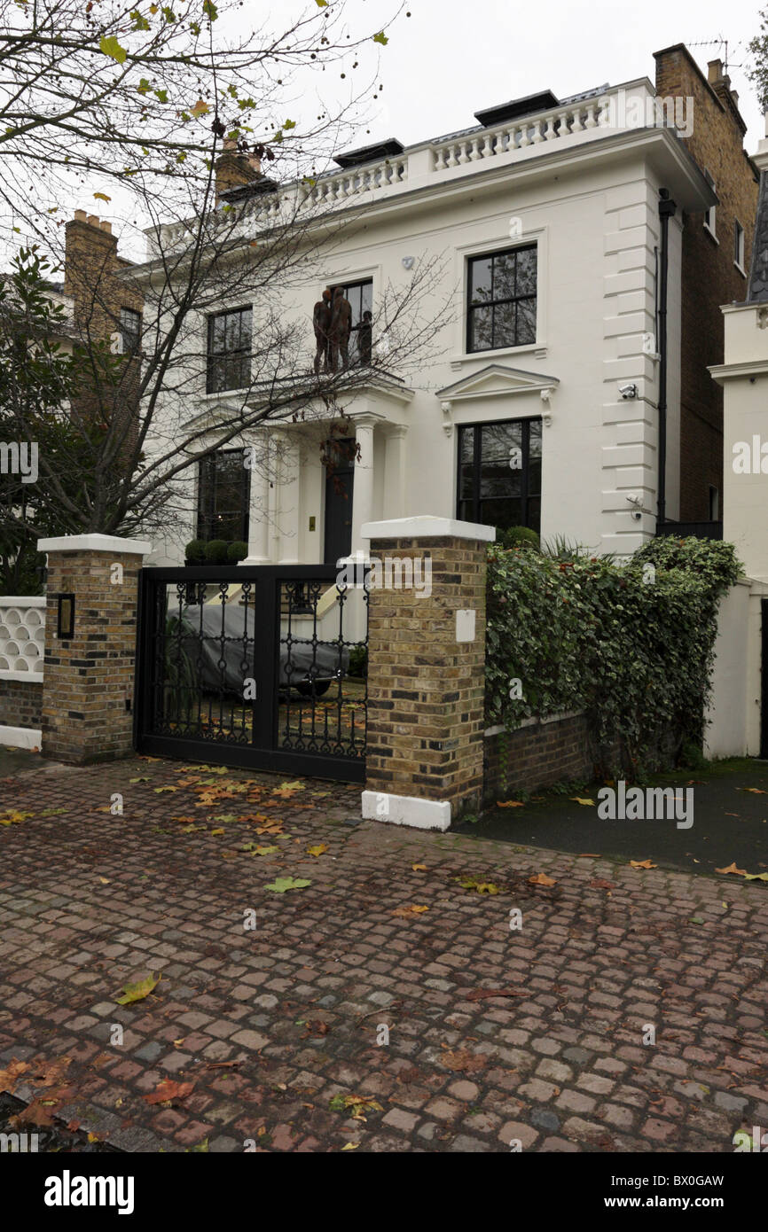 Diese Residenz im Addison Road West London hat Eisen zwei Männer Skulpturen über dem Portal, möglicherweise Antony Gormley arbeiten. Stockfoto