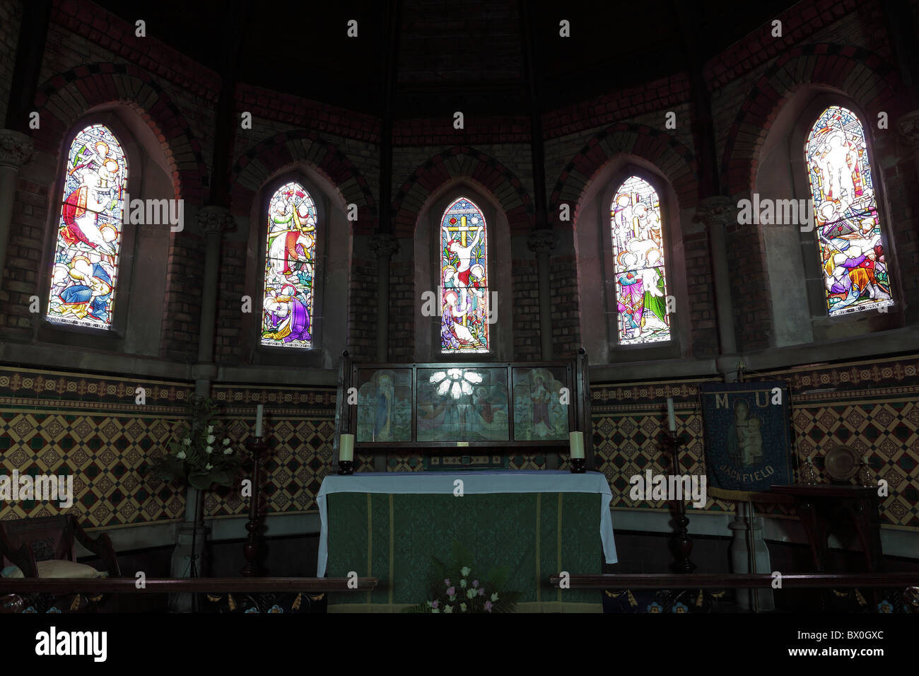 Eine der (17) Bilder in diesem Satz der Hl. Jungfrau Maria Kirche in Jackfield, Shropshire, England. Glasfenster. Stockfoto