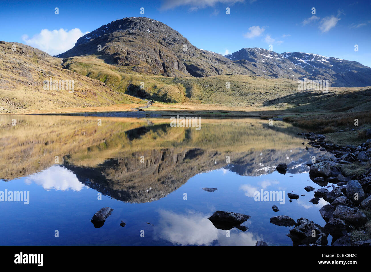 Großes Ende spiegelt sich in landschaftlich Tarn im englischen Lake District Stockfoto