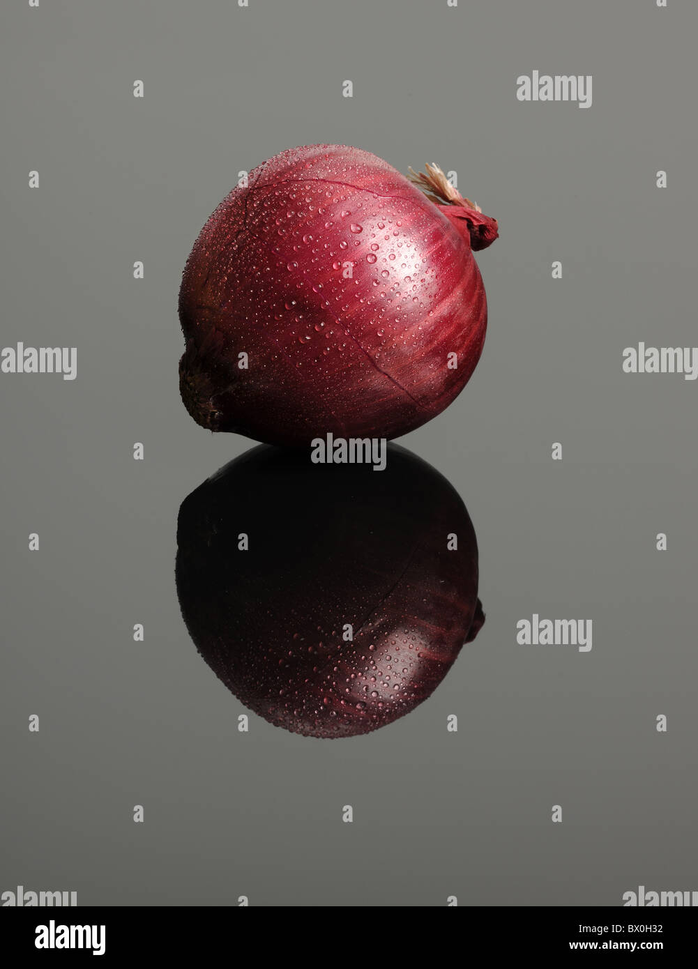 Rote Zwiebel mit Kondensation Tröpfchen auf Glastisch Stockfoto