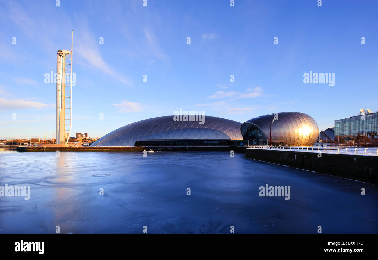 Glasgow Tower, Science Center und IMAX-Kino durch den River Clyde, Glasgow, Schottland, Großbritannien. Stockfoto