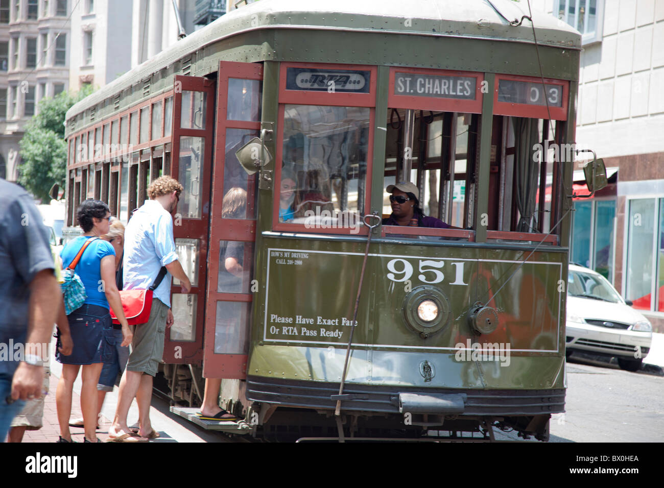 Seit dem 19. Jahrhundert haben New Orleans St. Charles Street Straßenbahnen Bewohner mit wesentlichen Transport zur Verfügung gestellt. Stockfoto
